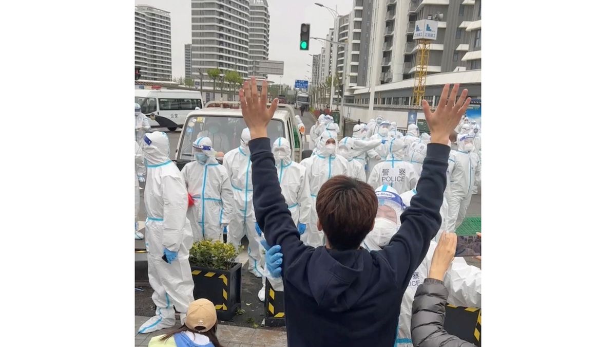 V Šanghaji se kvůli pandemickému opatření střetli obyvatelé s policií